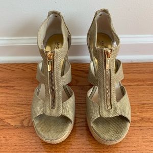 Micheal Kors Gold And Zipper Platforms Size:8.5.